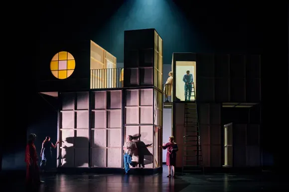 Bühnenbild und Kostüme von Marleen Johow