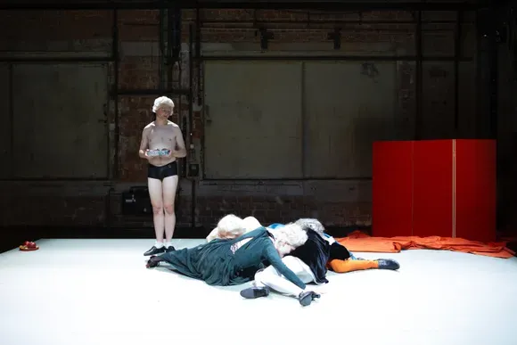 Bühnenbild und Kostüme von Marleen Johow