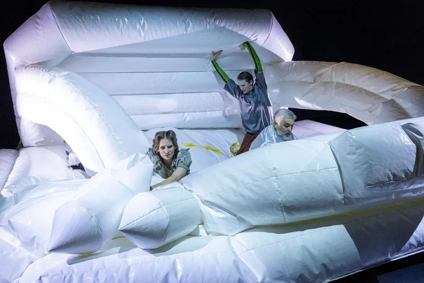 Bühnenbild und Kostüme von Marleen Johow