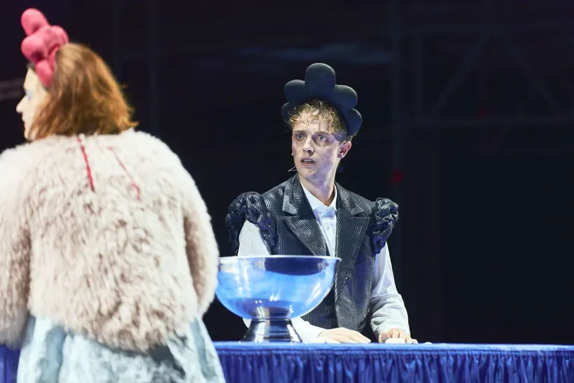 Bühnenbild und Kostüme von Marleen Johow