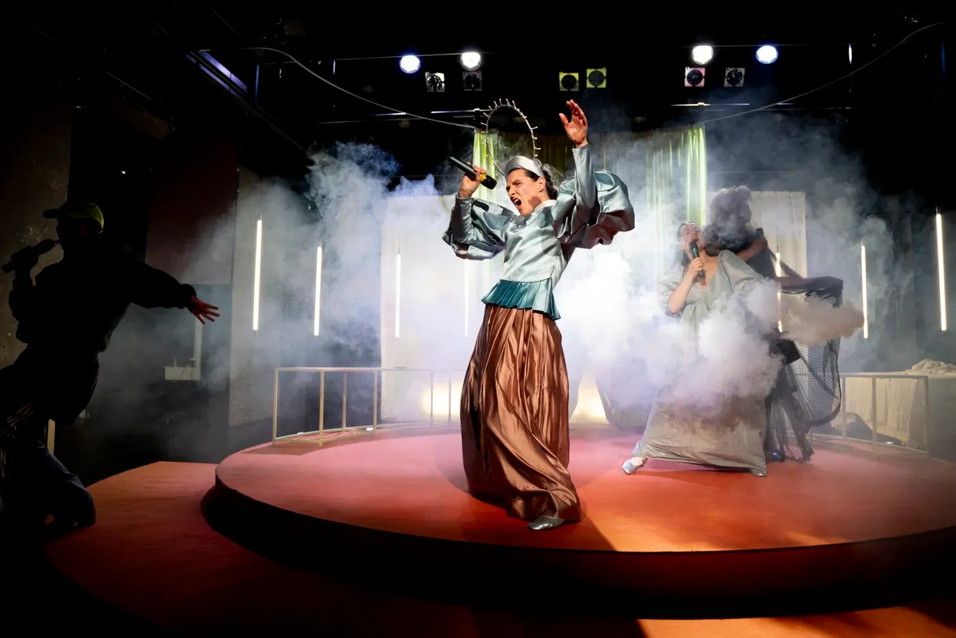 Bühnenbild und Kostüme von Marleen Johow