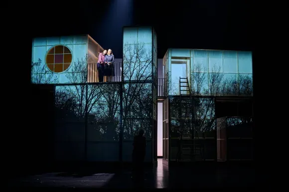 Bühnenbild und Kostüme von Marleen Johow