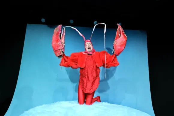 Bühnenbild und Kostüme von Marleen Johow