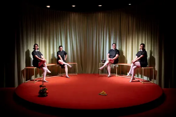 Bühnenbild und Kostüme von Marleen Johow