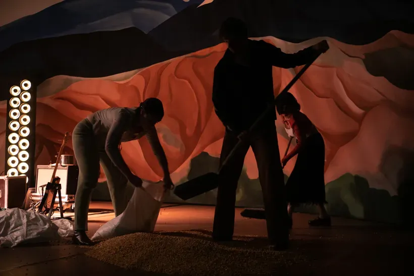 Bühnenbild und Kostüme von Marleen Johow