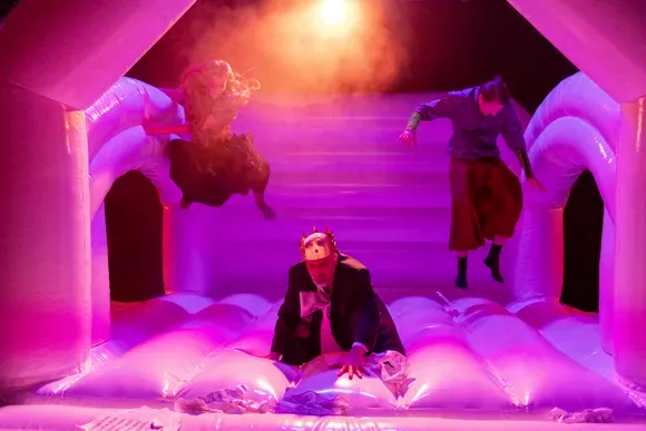 Bühnenbild und Kostüme von Marleen Johow