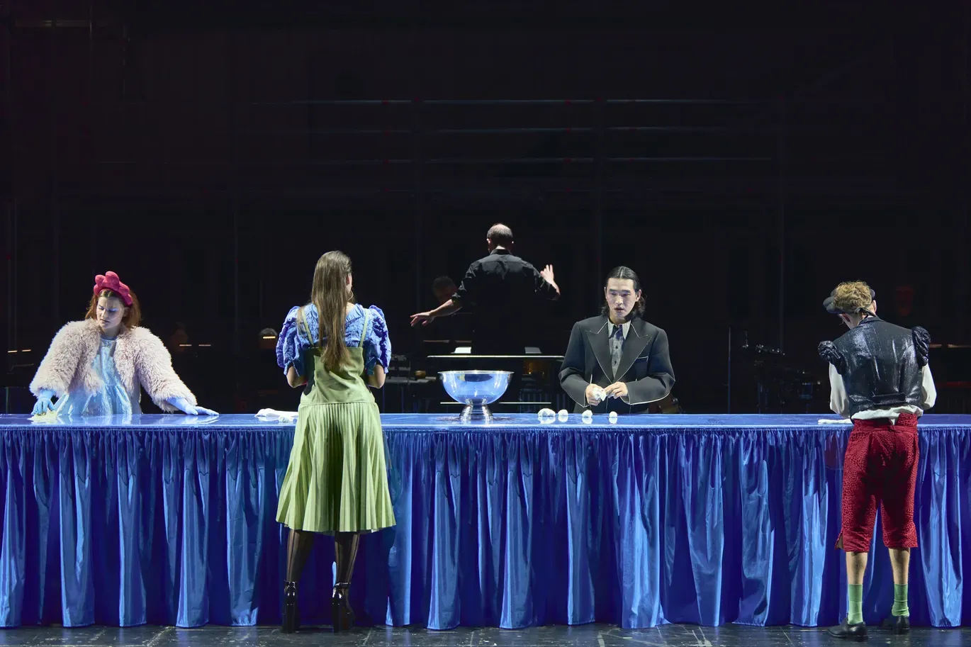 Bühnenbild und Kostüme von Marleen Johow