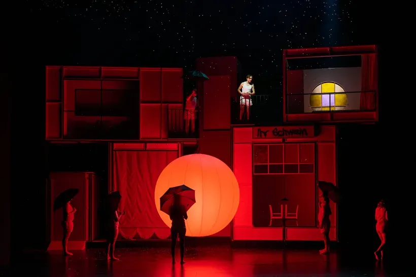 Bühnenbild und Kostüme von Marleen Johow