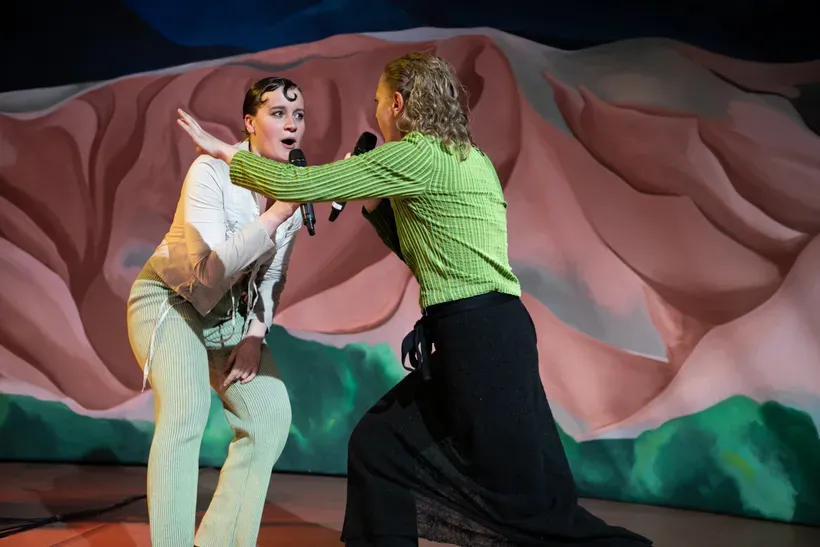 Bühnenbild und Kostüme von Marleen Johow