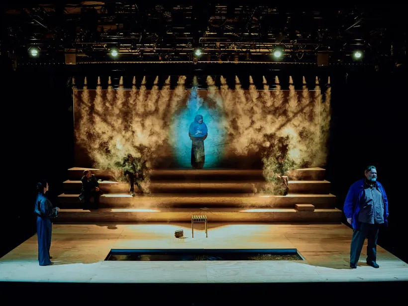 Bühnenbild und Kostüme von Marleen Johow