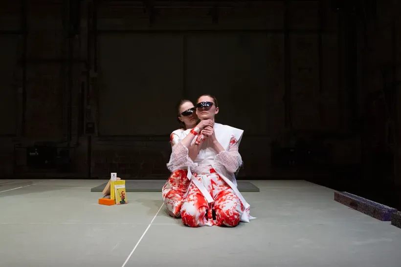 Bühnenbild und Kostüme von Marleen Johow