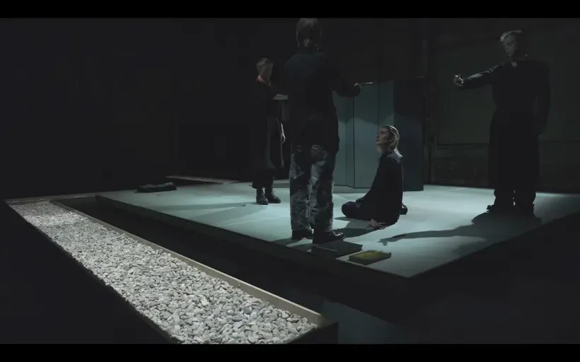 Bühnenbild und Kostüme von Marleen Johow