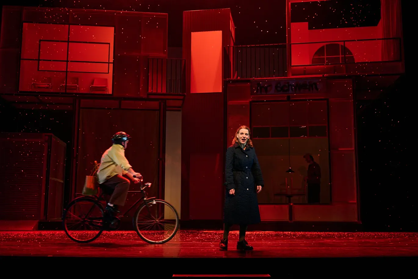 Bühnenbild und Kostüme von Marleen Johow